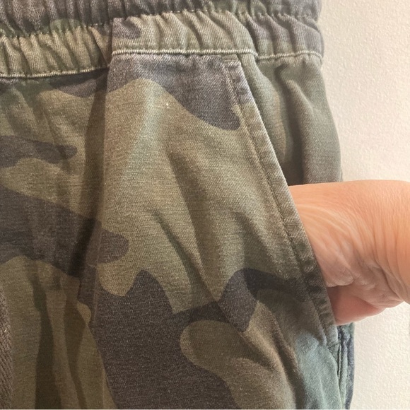 TNA Sz S Aritzia Cargo Camo Pants with Many  Pockets Jogger Style - Picture 14 of 15